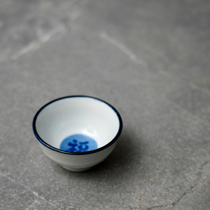 Porcelanowa czarka do sake biało - niebieska fuku 50ml